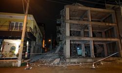 İzmir’de yıkım sırasında kopan bloklar yandaki eve hasar verdi