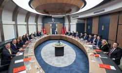 CHP'de 18 kişilik yeni MYK ilk toplantısını CHP Genel Başkanı Özgür Özel başkanlığında gerçekleştiriyor.