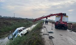 Adana’da minibüs su kanalına uçtu: 18 yaralı