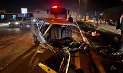 Hatay'da otomobil ikiye ayrıldı