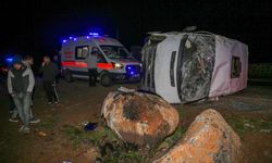 Diyarbakır'da inşaat işçilerini taşıyan minibüs devrildi: Çok sayıda yaralı var