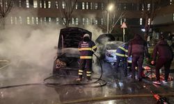 Eskişehir'de yanan iki otomobil kullanılamaz hale geldi