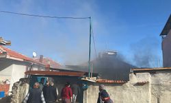 Manisa'da korkutan yangın: Müstakil ev alevlere teslim oldu