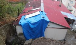 Kopan kaya parçaları evin ortasına düştü