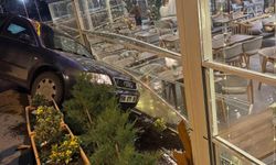 Otomobil kafeye daldı: Kazadan son anda kurtuldular