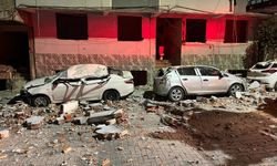 Binanın çatısından kopan parçalar araçları hurdaya çevirdi