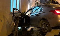 Erzurum'da ilginç kaza: Otomobil duvarda asılı kaldı!
