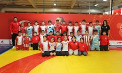 Minik güreşçiler gelecek için yetişiyor