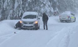 Karabük-Bartın yolunda kar kalınlığı 1,5 metreyi aştı