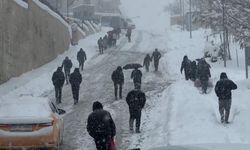 Hakkari'de olumsuz hava koşulları nedeniyle okullar yarın da tatil edildi