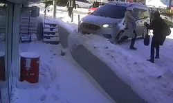 Bitlis'te kar yağışı hayatı felç etti: Kayganlaşan yolda araç kaydı!