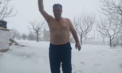 Kar sevincini üstsüz kutladı