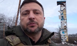 Zelenskiy cephede: Birlikleri gezdi, askerlerle sohbet etti