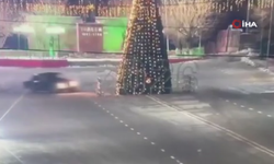 Kazakistan’da drift yaparken 12 metrelik yılbaşı ağacını devirdi