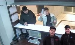 Aldıkları suyu kameraya gösterip parasını ödeyen öğrenciler yürek ısıttı