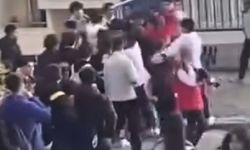 İzmir’de ortaokulda kavga: Sokak boks ringine döndü