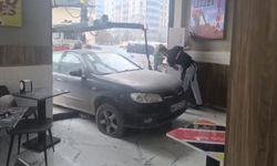 Malatya'da kontrolden çıkan otomobil dönerciye girdi