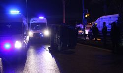 Otomobille çarpışan ticari araç yan yattı: 7 yaralı