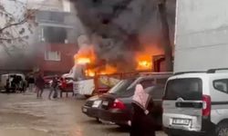 Park halindeki midibüste çıkan yangın otomobile sıçradı