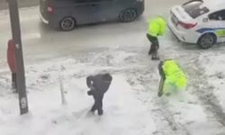 Van’da yürekleri ısıtan görüntüler: Polis çocuklarla kartopu oynadı