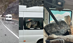 Artvin'de facianın eşiğinden dönüldü! Dev kaya parçaları minibüsü deldi