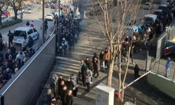 Cezaevinden tahliye olanlar Denetimli Serbestlik Büroları'nın önünde uzun kuyruklar oluşturdu