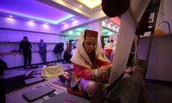 Coğrafi işaretli Yağcıbedir Halısı çocukların ellerinde dokunuyor