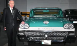 Devlet Bahçeliden büyük jest !1958 model klasik otomobilini partisinin MYK üyesine hediye etti