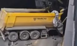 Kontrolden çıkan hafriyat kamyonu önce bir araca ardından duvara tosladı