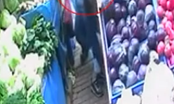 Tezgah üzerindeki cep telefonunu kaşla göz arasında çaldı