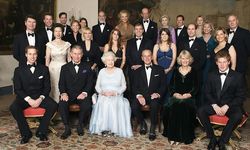 Kraliyet kadınları neden bacak bacak üstüne atmaz? İşte o yasak duruşun sırrı