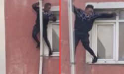 Yangından kurtulmak için tutunduğu borudan düştü