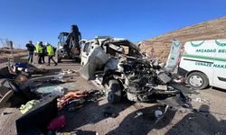 TIR ile minibüs çarpıştı: 3 kişi hayatını kaybetti