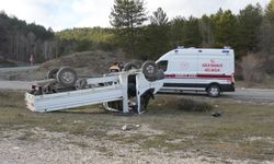 Kastamonu’da feci kaza: Otomobille çarpışan kamyonet ters döndü
