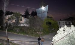 Mersin'i fırtına vurdu: Çatılar uçtu, asırlık ağaç yıkıldı