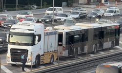 Küçükçekmece'de korkutan metrobüs yangını!