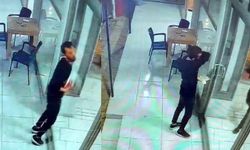Kendi sildiği camı unutan garsonun hazin sonu kamerada!