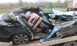 TIR'a çarpan araç hurdaya döndü