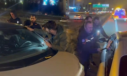 TEM'de arabanın içinde uyuyan adamı itfaiye camı kırarak uyandırdı