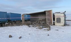 Felaketi aratmayan kaza: Yük treni kamyona çarptı!