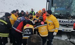 Otobüs TIR'a çarptı: Çok sayıda kişi yaralandı