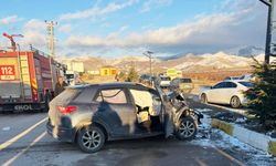 Afyonkarahisar'da öğrenci servisi ile otomobil çarpıştı: Çok sayıda yaralı var