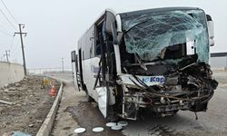 İşçi servisi TIR'a çarptı: 22 kişi yaralandı