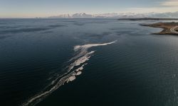 Van Gölü'nde şaşkına çeviren manzara: Göl yüzeyi köpükle kaplandı!