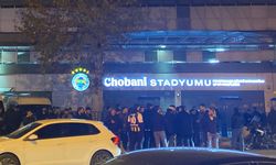 Fenerbahçe taraftarı Sadettin Saran'a destek olmak için stadyum önünde toplandı