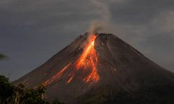 Endonezya'da yanardağ paniği! Semeru 6 kez patladı