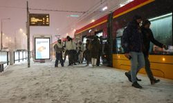 Polonya'da kar esareti: Yüzlerce araç yollarda kaldı