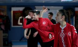 Hayali okçuluk olan Zeynep, dart'ta dünya zirvesinde