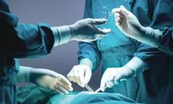 Yenidoğan çetesi davasında adı geçiyordu: Doktorluktan men edilen Erol V. ve 6 sanık bugün hakim karşısında