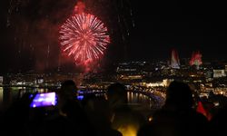Bakü'de yeni yıl havai fişek gösterileriyle karşılandı